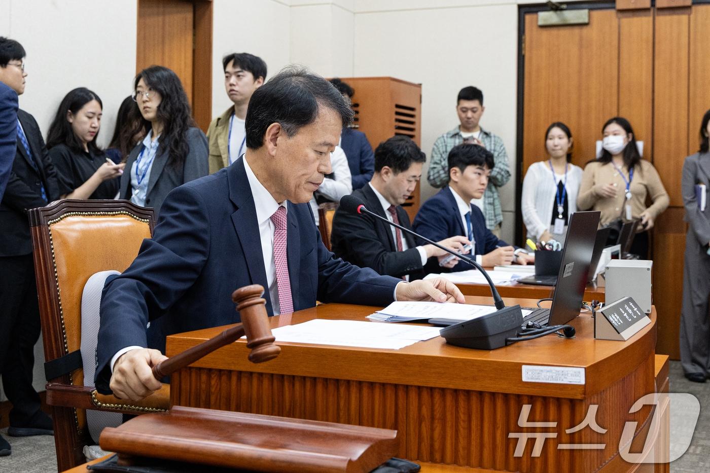 25일 서울 여의도 국회에서 열린 제429회국회&#40;정기회&#41; 정무위원회 제3차 전체회의에서 윤한홍 위원장이 의사봉을 두드리고 있다. 2025.9.25/뉴스1 ⓒ News1 이승배 기자