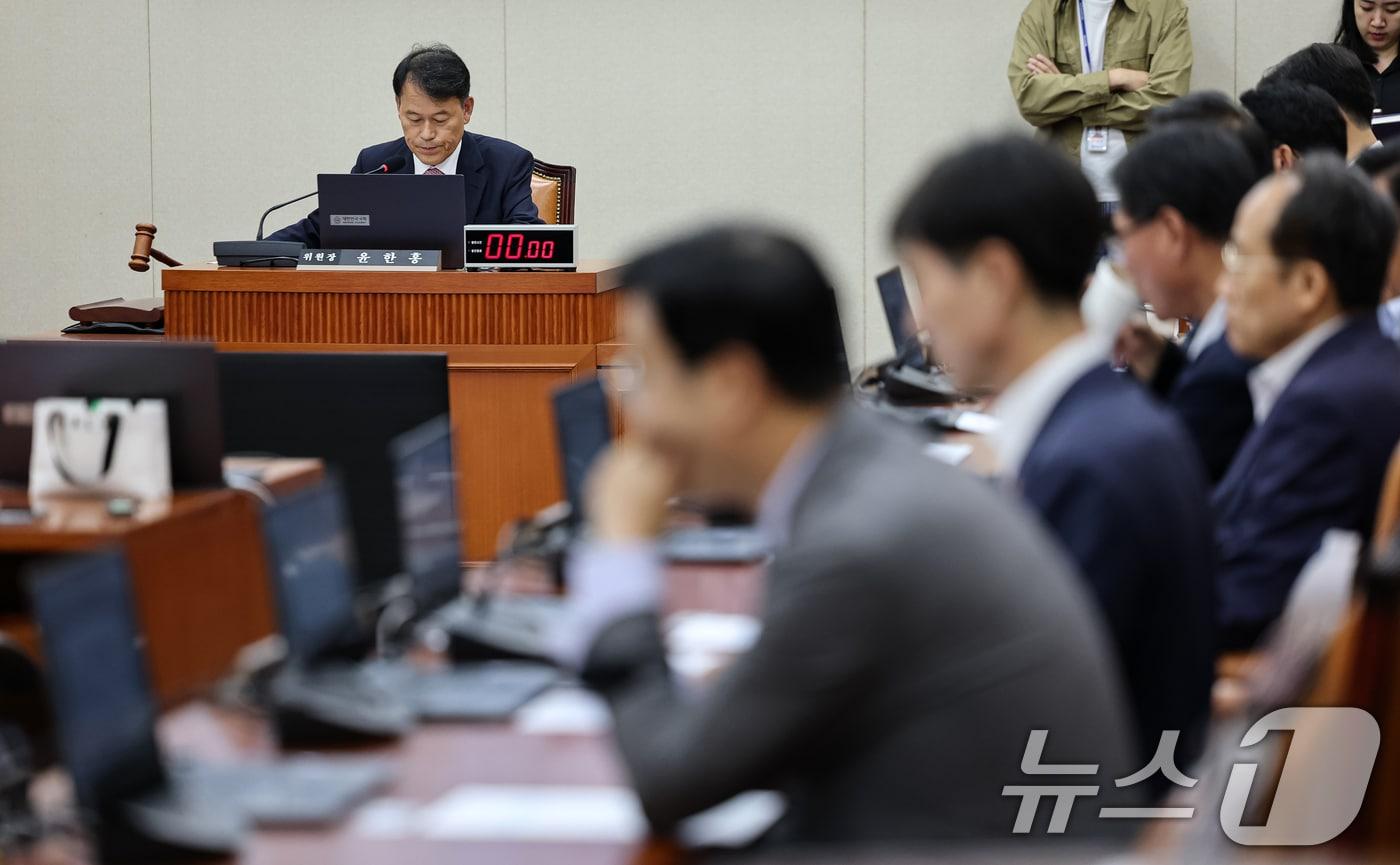 서울 여의도 국회에서 열린 제429회국회&#40;정기회&#41; 정무위원회 제3차 전체회의에서 윤한홍 위원장이 의사봉을 두드리고 있다. 2025.9.25/뉴스1 ⓒ News1 이승배 기자