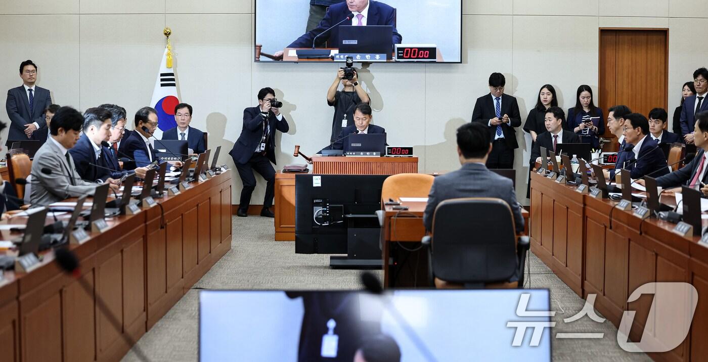 25일 서울 여의도 국회에서 열린 제429회국회&#40;정기회&#41; 정무위원회 제3차 전체회의에서 윤한홍 위원장이 의사봉을 두드리고 있다. 2025.9.25/뉴스1 ⓒ News1 이승배 기자