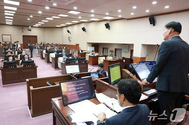본문 이미지 - 제천시의회는 19일 열린 349회 임시회 2차 본회의를 열고 '제천시 경제활력 지원금 조례안'을 최종 통과시켰다.(제천시의회 제공. 재판매 및 DB금지)./뉴스1 