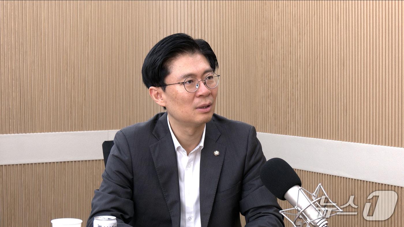 본문 이미지 - 조정훈 국민의힘 의원이 25일 뉴스1TV '팩트앤뷰'에 출연해 질문에 답하고 있다.
