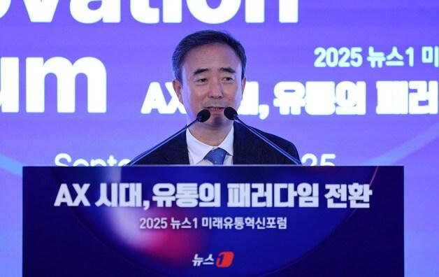 본문 이미지 - 임문영 국가인공지능전략위원회 부위원장이 25일 서울 소공동 롯데호텔에서 'AX 시대, 유통의 패러다임 전환'을 주제로 열린 '2025 뉴스1 미래유통혁신포럼(RFIF)'에서 기조강연을 하고 있다. ⓒ News1 박지혜 기자