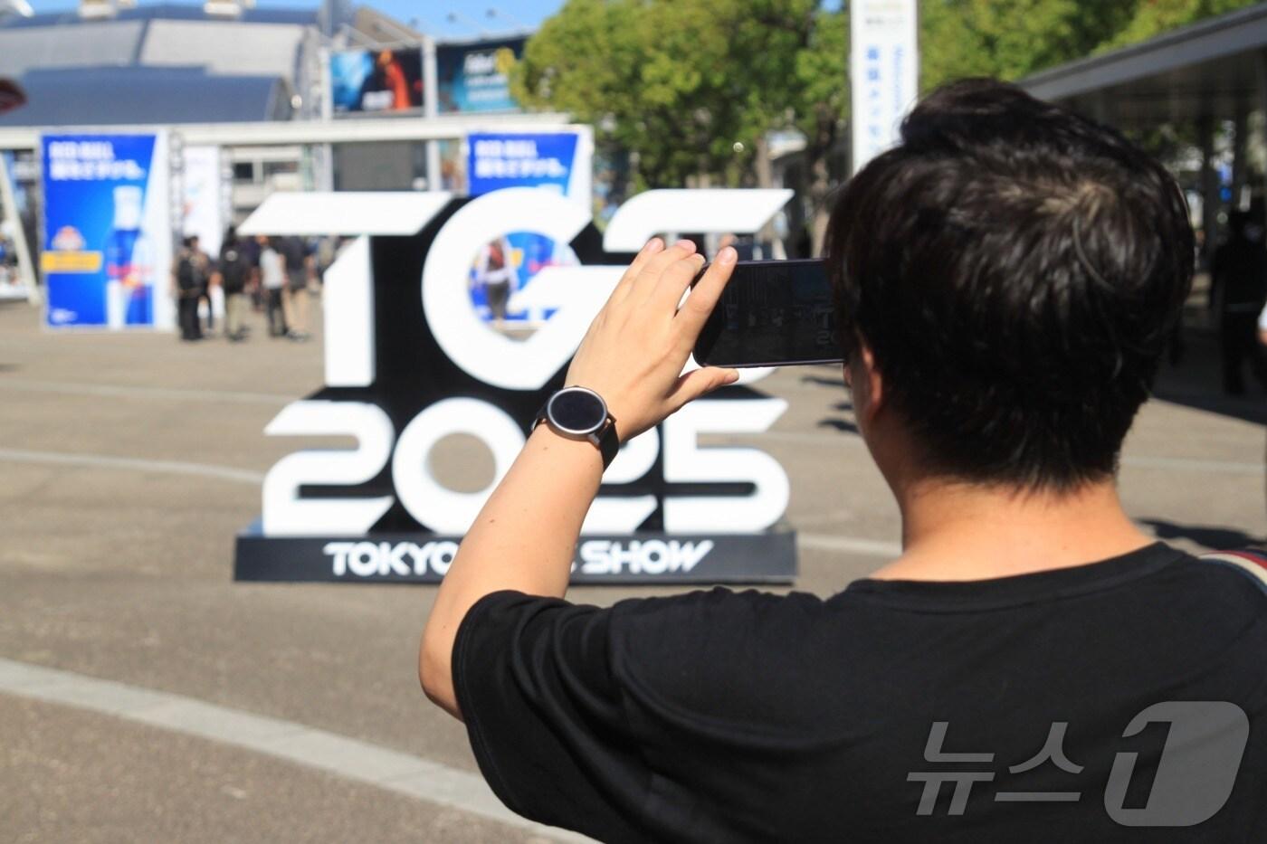 25일 도쿄게임쇼&#40;TGS&#41;를 찾은 방문객이 조형물 사진을 찍고 있다. TGS는 이날 일본 지바현 마쿠하리 멧세에서 개막했다.2025.9.25/뉴스1 ⓒ News1 김민재 기자