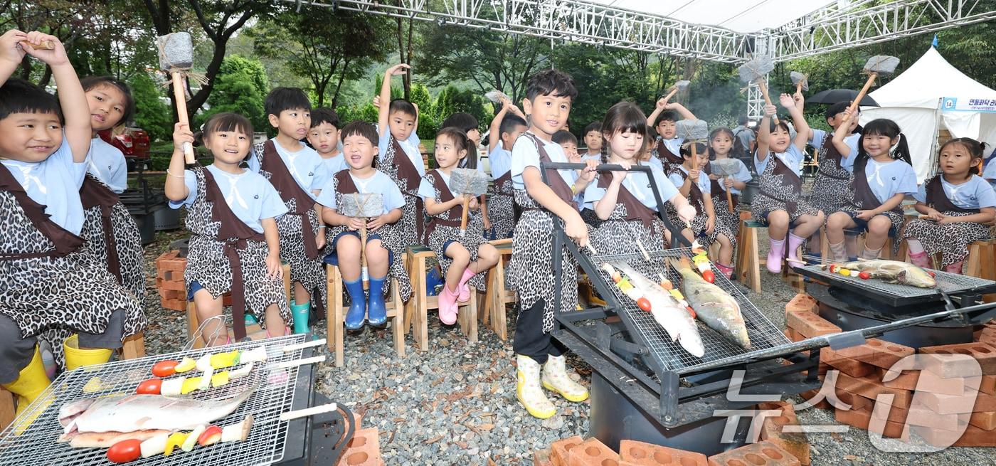 완주 와일드&로컬푸드 축제 개막을 하루 앞두고 전북 완주군 고산자연휴양림 일원에 마련된 행사장을 찾은 어린이들이 사전 체험을 하고 있다. 2025.9.25/뉴스1 ⓒ News1 유경석 기자