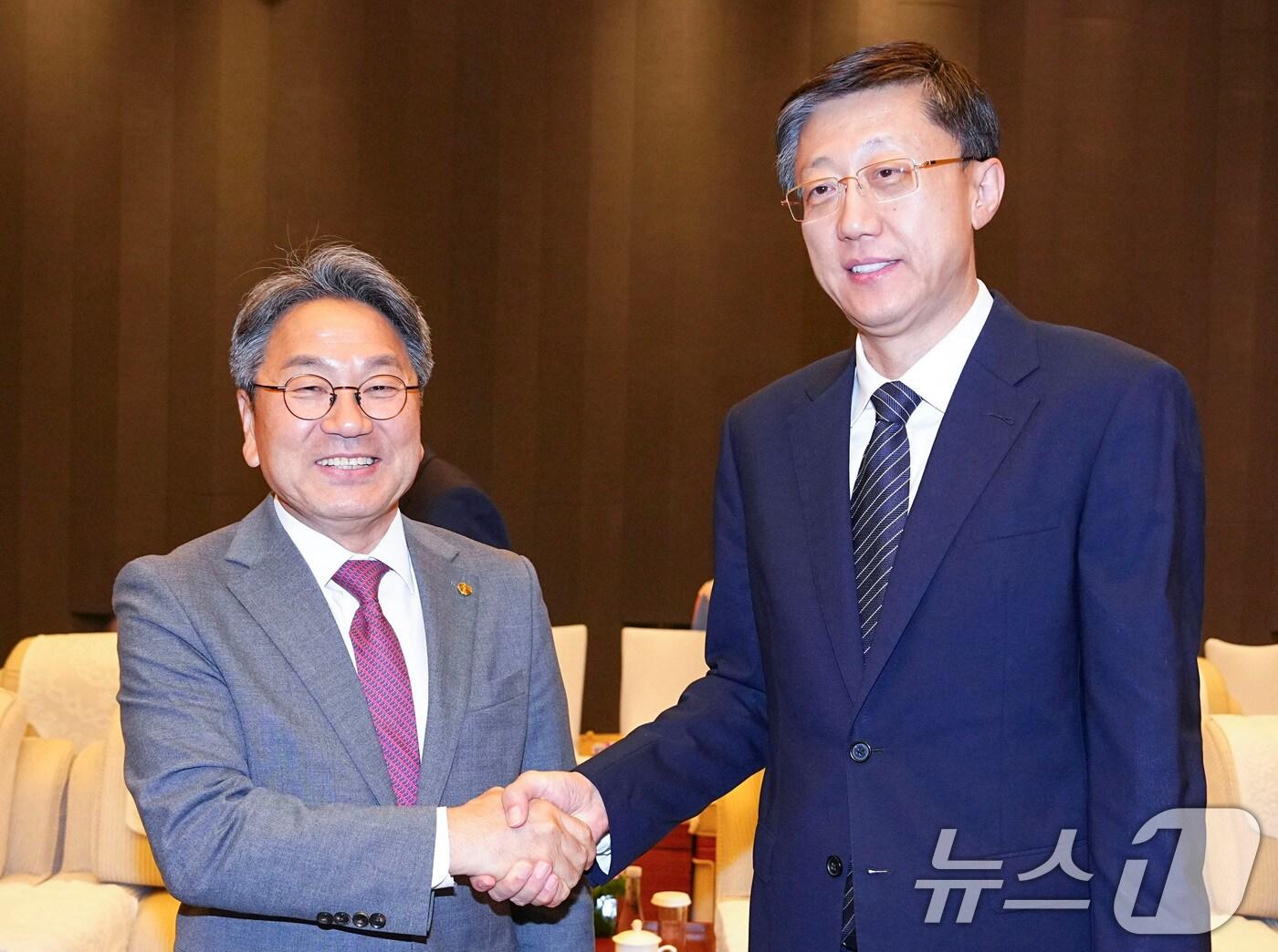 본문 이미지 - 강기정 광주시장이 24일 오후 중국 저장성 항저우시 인터콘티넨탈 호텔에서 열린 제3회 글로벌 디지털 무역박람회 참가 주요 외빈 만찬에 참여해 야오가오위안 항저우시 시장과 환담을 하고 있다.&#40;광주시 제공. 재판매 및 DB 금지&#41; 2025.9.25/뉴스1 