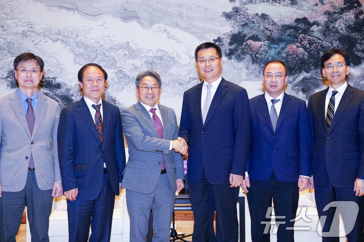 강기정 광주시장이 24일 오후 중국 항저우 인터콘티넨탈 호텔에서 루산&#40;卢山&#41; 저장성 부성장과 면담을 갖고 항저우시와 AI 정책 등 교류협력 방안을 논의한 뒤 기념촬영을 하고 있다.&#40;광주시 제공. 재판매 및 DB 금지&#41; 2025.9.25/뉴스1