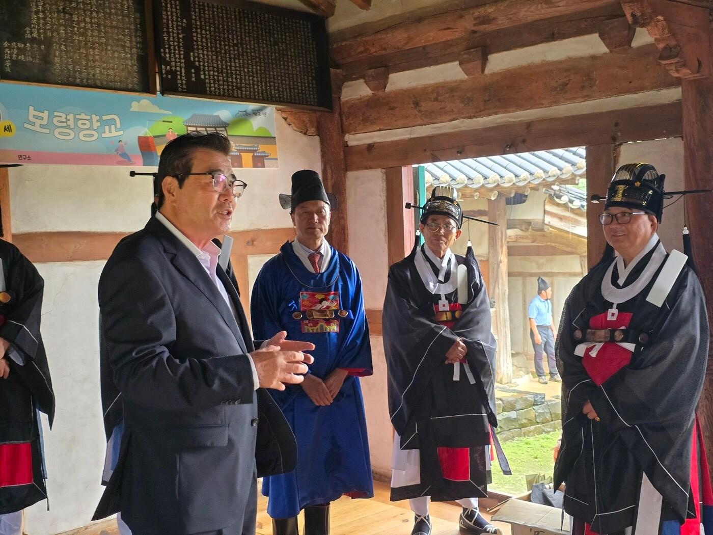 본문 이미지 - 김동일 보령시장&#40;왼쪽&#41;이 석전대제 봉행 현장을 찾은 모습.&#40;보령시 제공. 재판매 및 DB금지&#41;/뉴스1