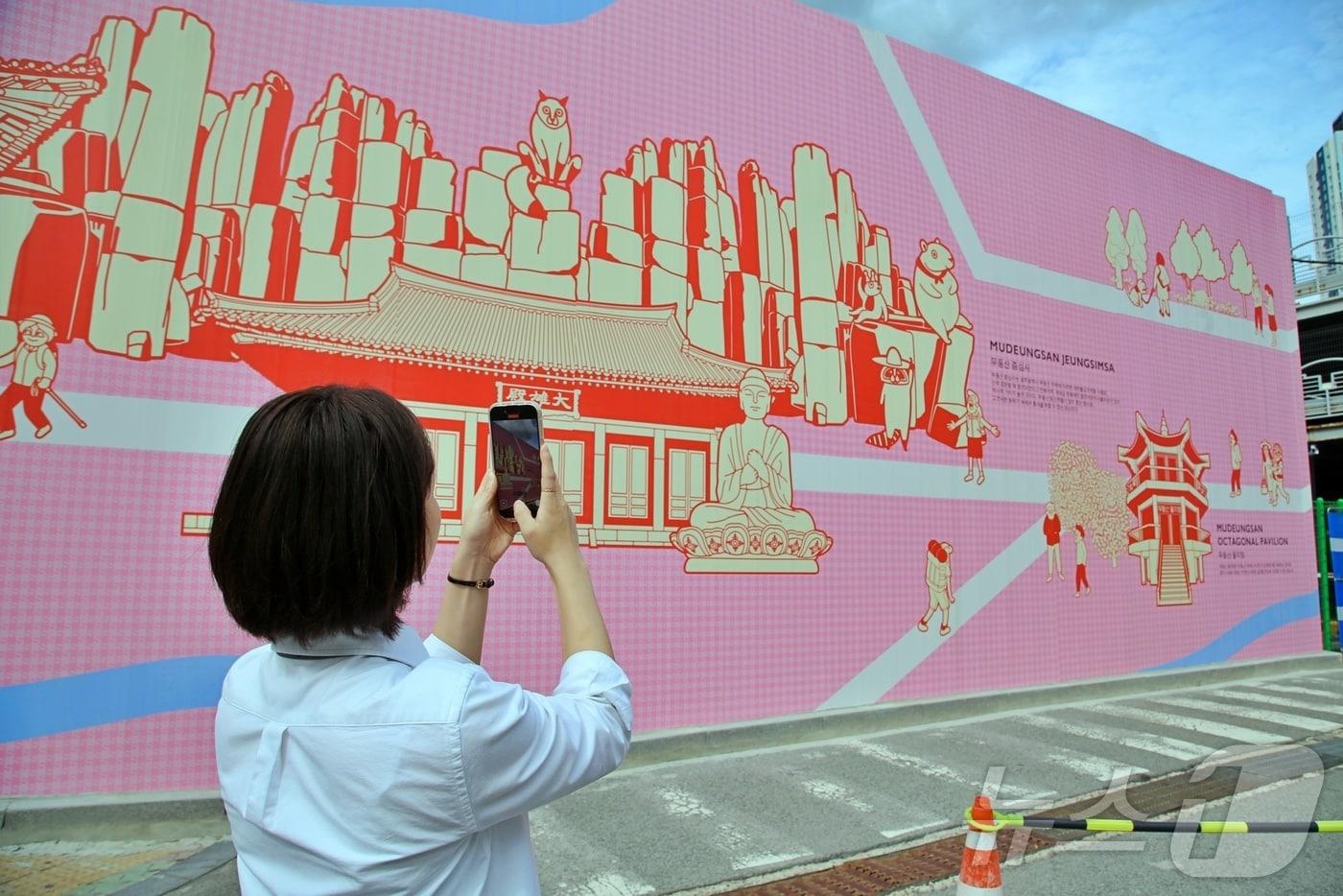 광주신세계의 복합개발 공사현장 가설울타리에 무등산이 그려져 있다.(광주신세게 제공. 재배포 및 DB 금지)