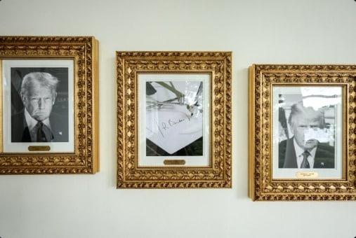 본문 이미지 -  &#39;대통령 명예의 거리&#39;의 바이든 전 대통령 초상화 자리에  오토펜 사진이 걸려있다.  &#40;백악관 엑스&#40;X&#41; 계정&#41;