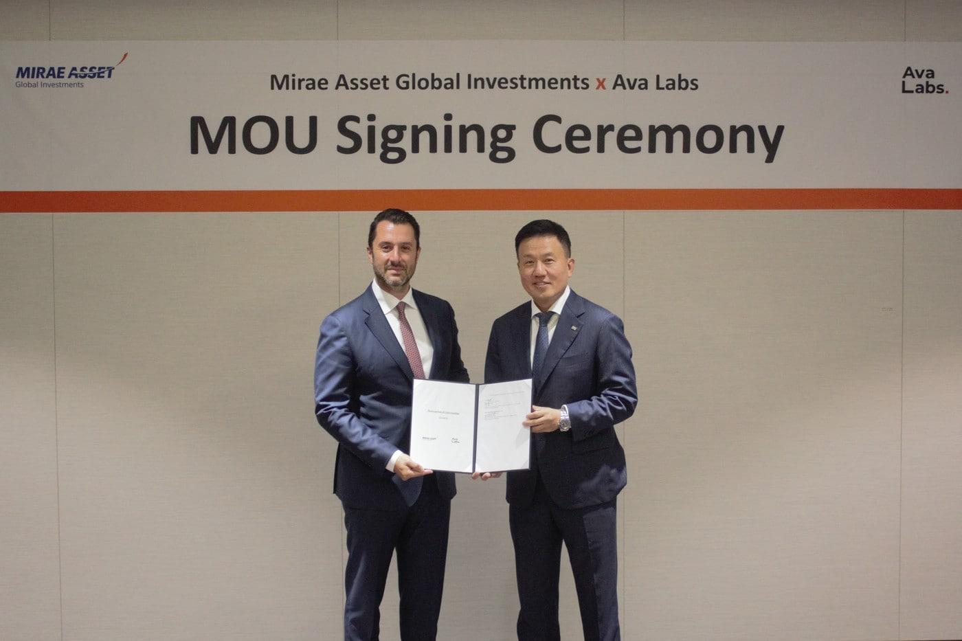 미래에셋자산운용이 25일 블록체인 플랫폼 아발란체(Avalanche)의 개발사 ‘아바랩스(Ava Labs)’와 펀드 토큰화 및 온체인 운용·결제 시스템 공동 개발을 위한 양해각서(MOU)를 체결했다. 왼쪽부터 아바랩스 존 나하스(John Nahas) CBO, 미래에셋자산운용 혁신/글로벌경영 부문 대표 김영환 사장.