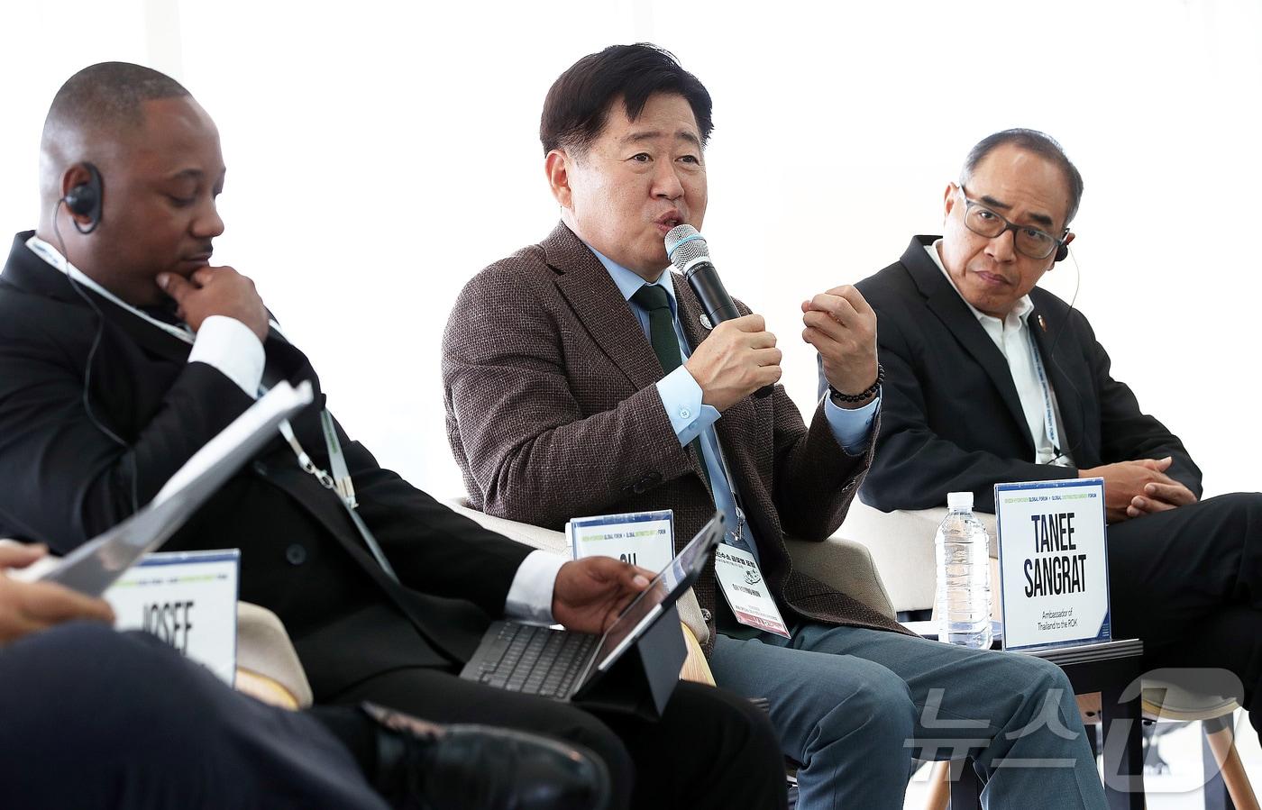 오영훈 제주특별자치도지사가 25일 오후 제주국제컨벤션센터 오션뷰에서 열린 '2025 그린수소 글로벌 포럼' 글로벌 라운드 테이블에서 발언하고 있다. 2025.9.25/뉴스1 ⓒ News1 오미란 기자