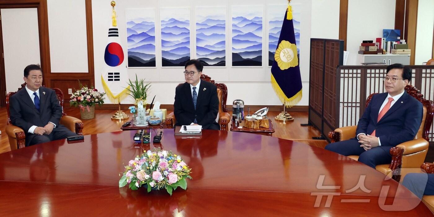 우원식 국회의장이 지난 9월 25일 서울 여의도 국회 의장실에서 여야 원내대표들과 회동을 하고 있다. 사진 왼쪽부터 더불어민주당 김병기 원내대표, 국민의힘 송언석 원내대표. &#40;공동취재&#41; 2025.9.25/뉴스1 ⓒ News1 신웅수 기자