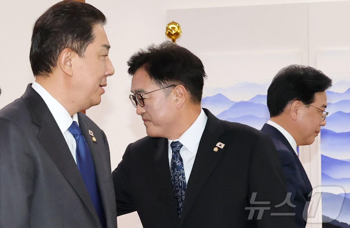 본문 이미지 - 우원식 국회의장(가운데)이 25일 서울 여의도 국회 의장 집무실에서 열린 의장 주재 여야 원내대표 회동에서 김병기 더불어민주당(왼쪽), 송언석 국민의힘 원내대표와 인사를 하고 있다. (공동취재) 2025.9.25/뉴스1 ⓒ News1 신웅수 기자