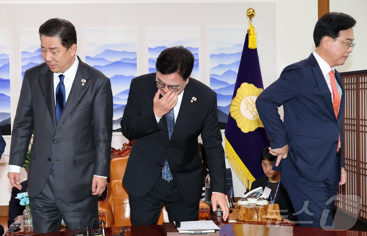 본문 이미지 - 우원식 국회의장(가운데)과 김병기 더불어민주당(왼쪽), 송언석 국민의힘 원내대표가 25일 국회 의장 집무실에서 열린 의장주재 여야원내대표 회동에서 기념촬영을 마친 후 자리로 향하고 있다. 2025.9.25/뉴스1 ⓒ News1 신웅수 기자
