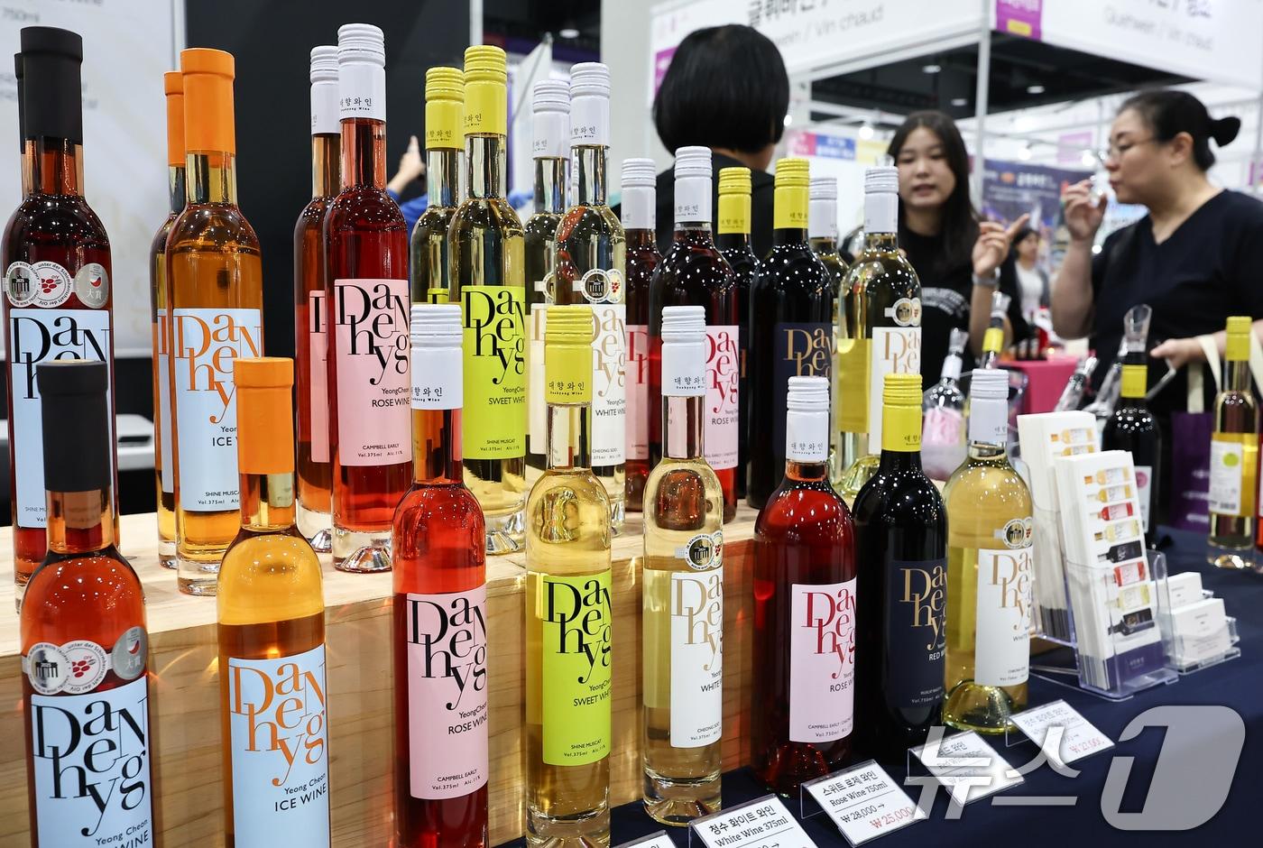 25일 서울 강서구 코엑스 마곡에서 열린 &#39;서울국제주류&와인박람회&#39;에서 관람객들이 와인을 시음하고 있다. 2025.9.25/뉴스1 ⓒ News1 김도우 기자