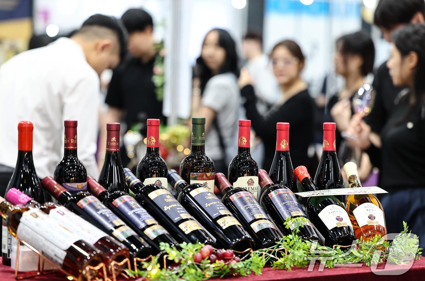 서울 강서구 코엑스 마곡에서 열린 &#39;서울국제주류&와인박람회&#39;에서 관람객들이 와인을 시음하고 있다. 2025.9.25/뉴스1 ⓒ News1 김도우 기자