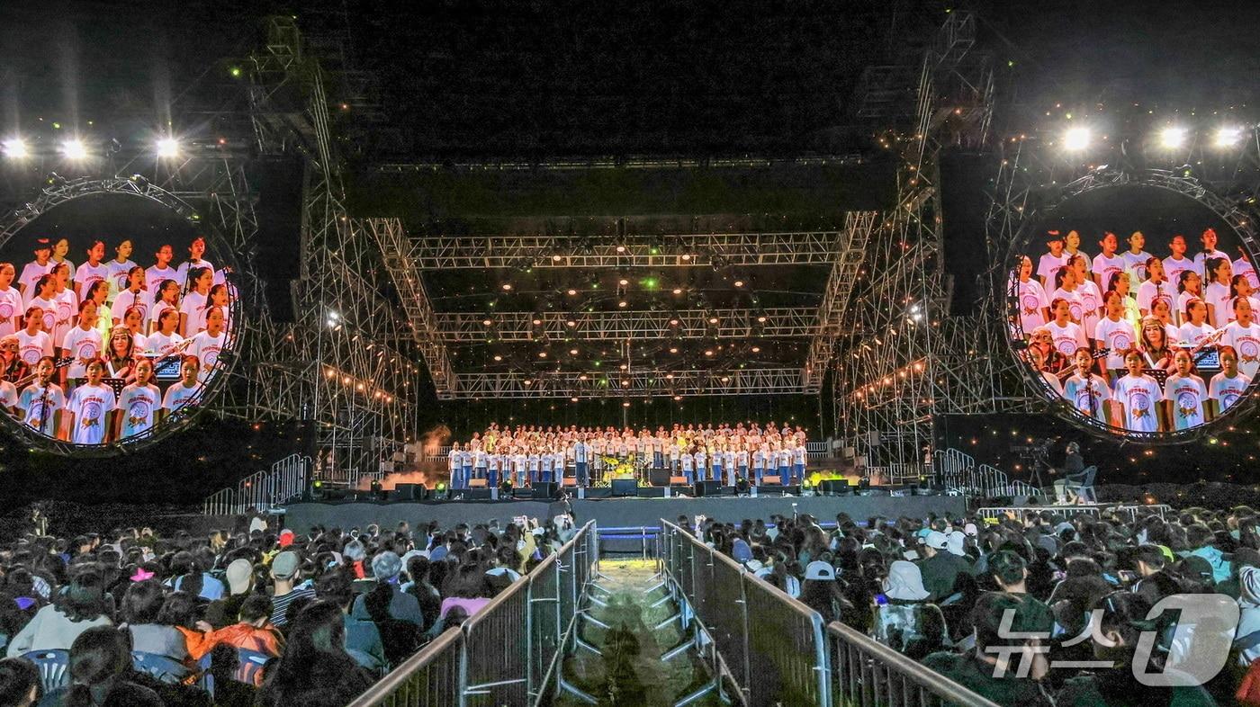 과천공연예술축제 무대에 선 과천.군포.안양 시립소년소녀합창단.&#40;과천시 제공&#41;