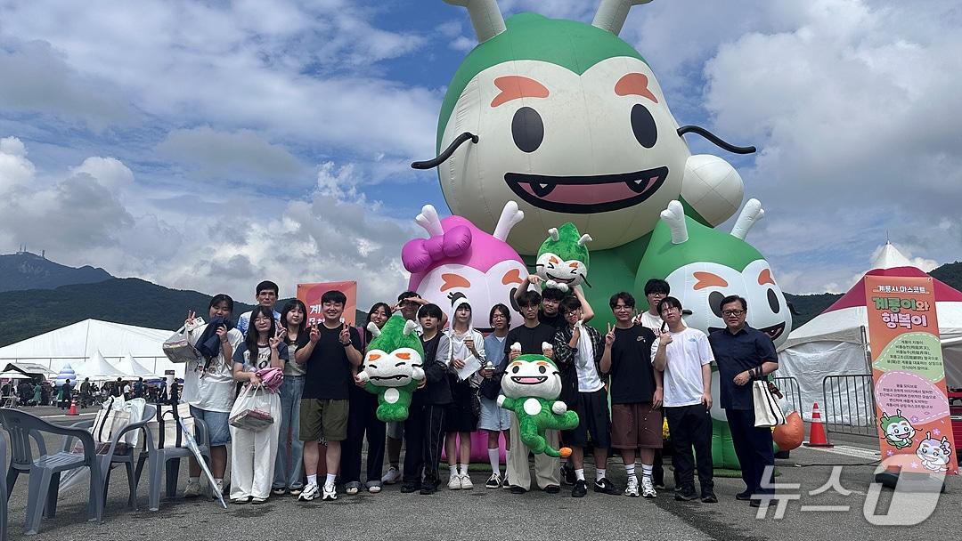 본문 이미지 - 학생들이 계룡시에서 열린 &#39;제21회 지상군 페스티벌&#39;에 참가한 뒤 기념사진을 찍고 있다.&#40;전남교육청 제공, 재판매 및 DB금지&#41;/뉴스1 