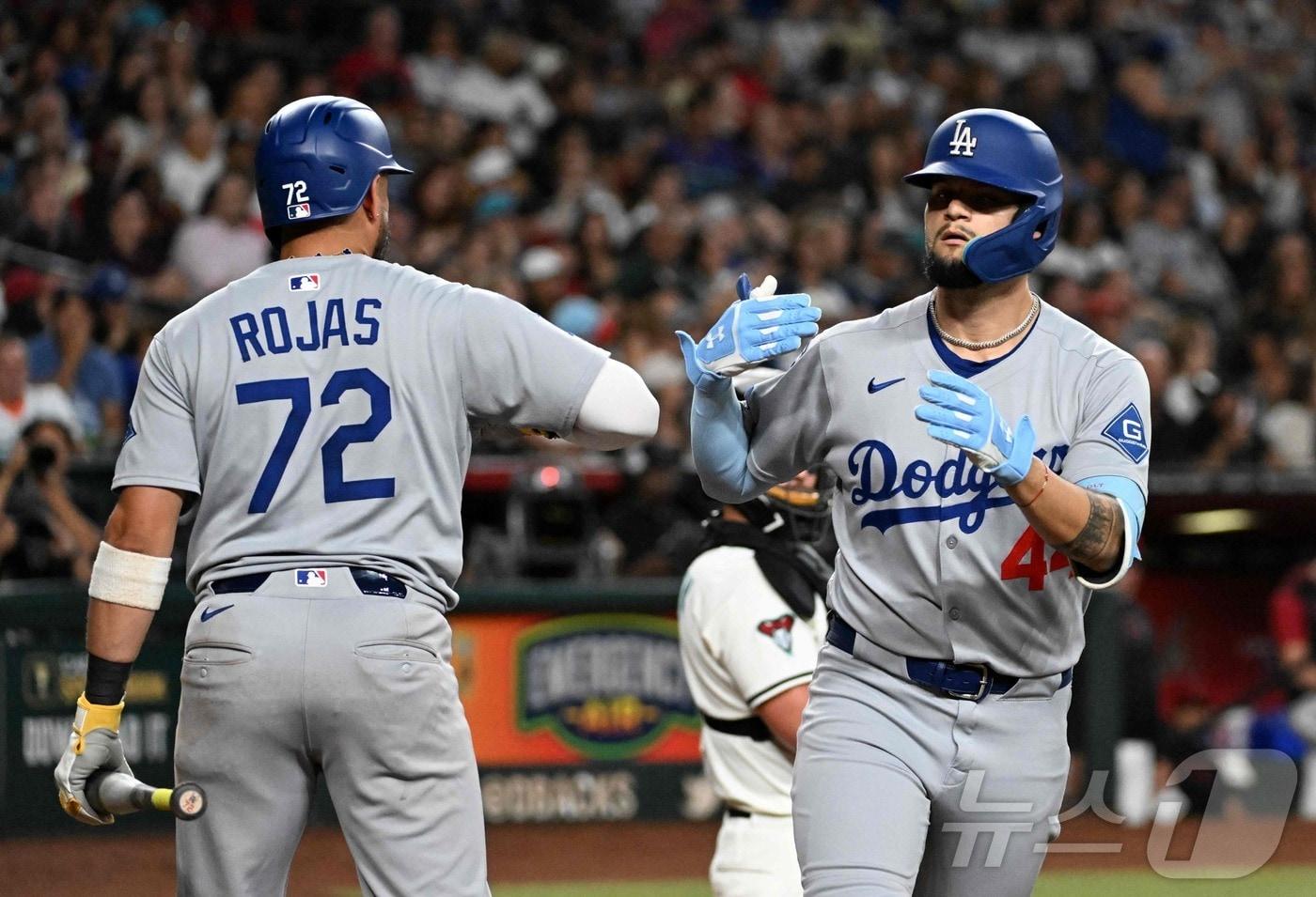 LA 다저스가 25일&#40;한국시간&#41; 열린 2025 메이저리그 애리조나 다이아몬드백스전에서 5-4로 이기며, 내셔널리그 서부지구 우승 매직넘버를 1로 줄였다. ⓒ AFP=뉴스1