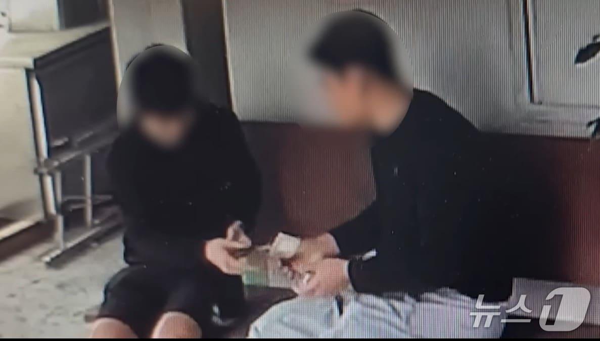 본문 이미지 - 훔친 돈을 나누는 10대들(대전경찰청 제공) /뉴스1