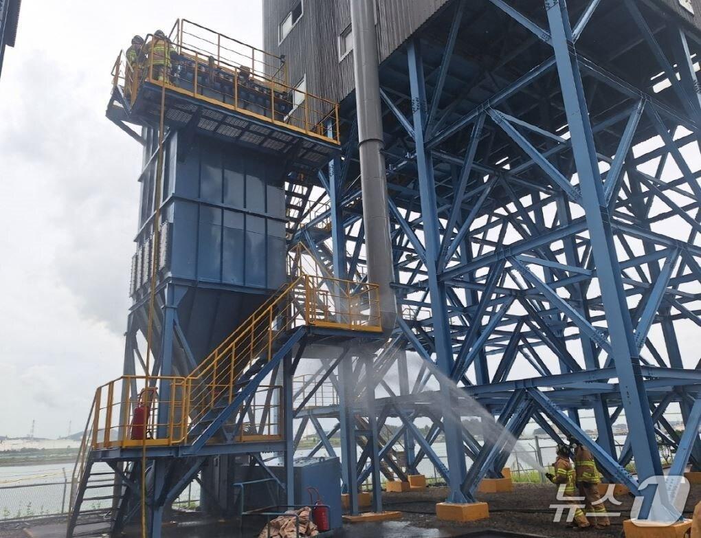 본문 이미지 - 25일 낮 12시 26분쯤 전남 여수시 낙포동 석탄출하장 내 집진기에서 불이 나 소방당국이 진화하고 있다.(전남소방본부 제공. 재판매 및 DB 금지)