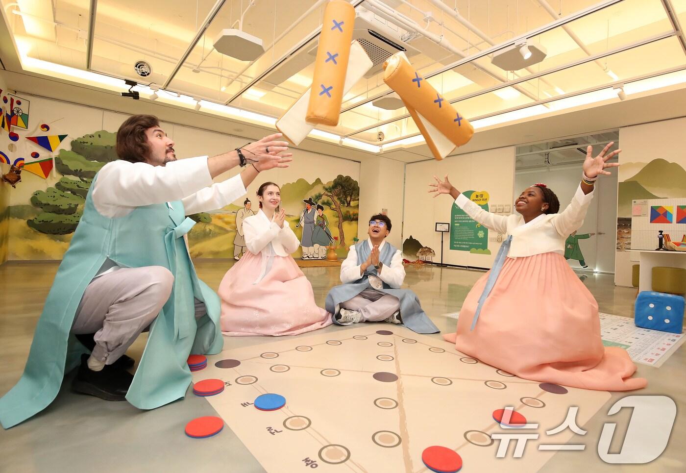 대구대 경산캠퍼스 중앙박물관에서 열린 체험형 전시 &#39;놀다&times;잇다&#39; 특별전을 찾은 외국인 유학생들이 추석을 맞아 한복을 곱게 차려입고 윷놀이를 체험하고 있다. 2025.9.25/뉴스1 ⓒ News1 공정식 기자