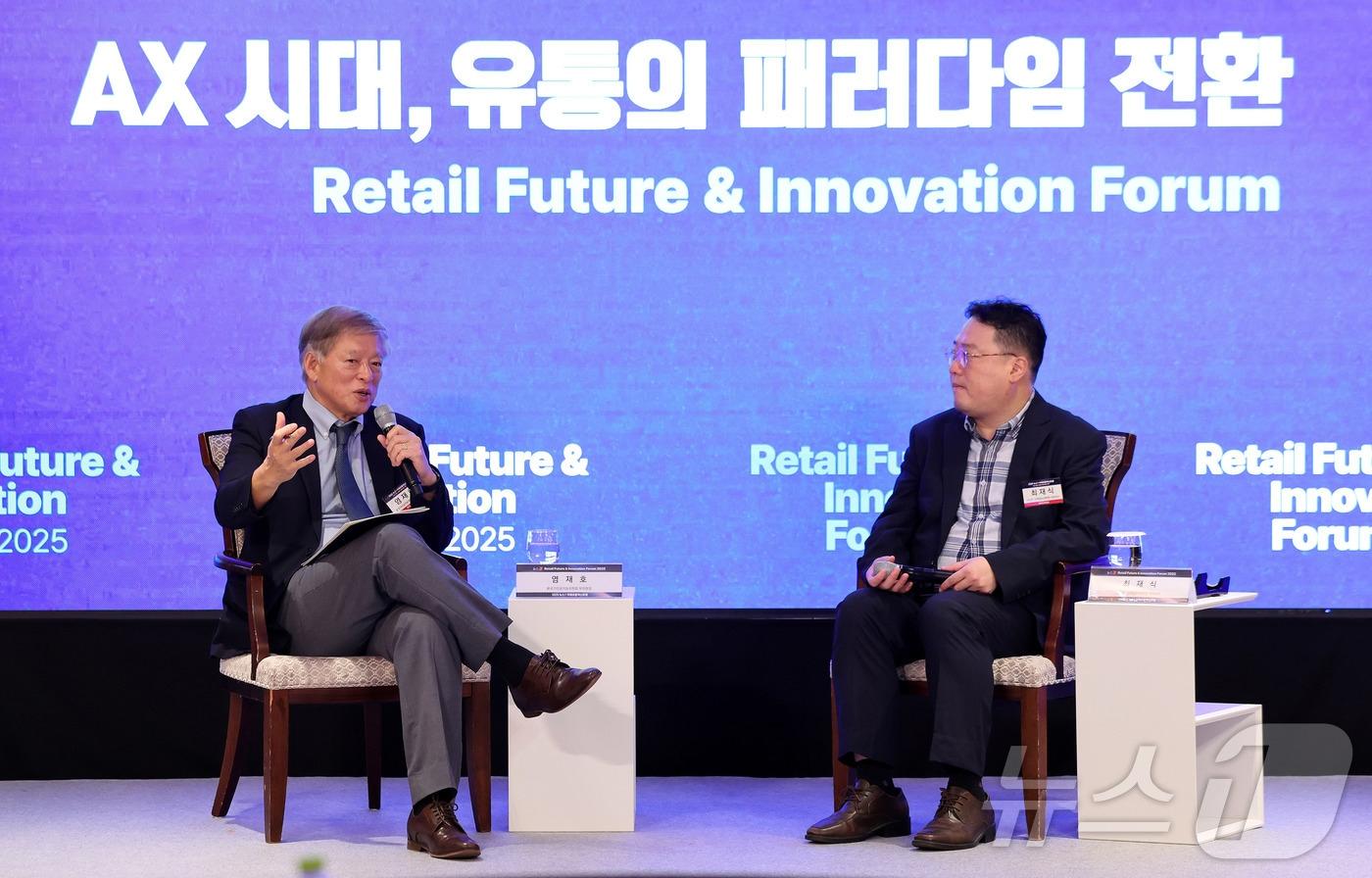 25일 서울 소공동 롯데호텔에서 &#39;AX 시대, 유통의 패러다임 전환&#39;을 주제로 열린 &#39;2025 뉴스1 미래유통혁신포럼&#40;RFIF&#41;&#39;에서 염재호 전 국가인공지능위원회 부위원장&#40;왼쪽&#41;과 최재식 KAIST 김재철AI대학원 석좌교수가 대담을 하고 있다. 2025.9.25/뉴스1 ⓒ News1 박지혜 기자