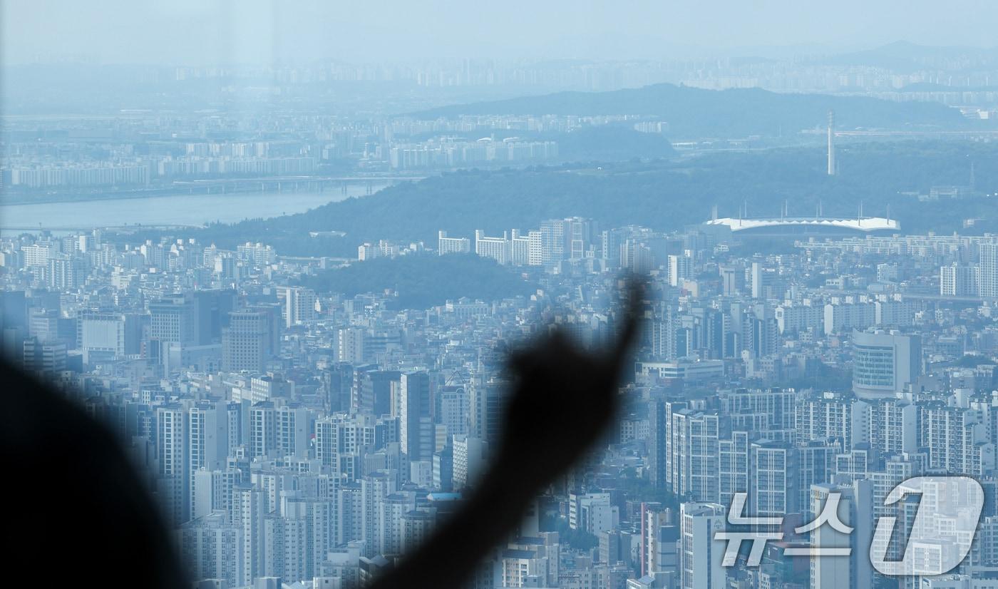 서울 아파트 매매가격이 9월 4주&#40;22일 기준&#41; 0.19% 상승으로 3주 연속 상승폭이 확대되고 한강변 인기 지역을 중심으로 강세를 보이고 있는 25일 남산 N서울타워에서 마포구 일대 아파트가 보이고 있다. 2025.9.25/뉴스1 ⓒ News1 안은나 기자