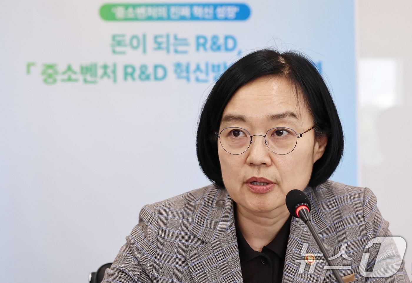 한성숙 중소벤처기업부 장관이 서울 종로구 엔도로보틱스에서 열린 중소벤처 R&D 혁신방안 간담회에서 모두발언을 하고 있다. 사진은 기사 내용과 무관하다. 2025.9.25/뉴스1 ⓒ News1 구윤성 기자