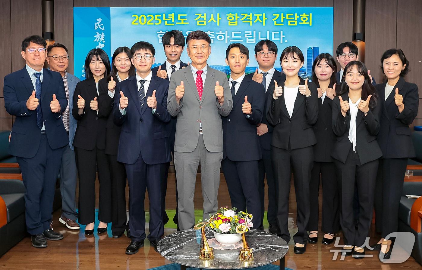 최외출 영남대 총장&#40;가운데&#41;과 신규 검사 선발시험 합격자들이 기념촬영을 하고 있다. &#40;영남대 제공. 재판매 및 DB금지&#41;