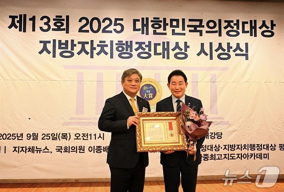 본문 이미지 - 박용갑 의원이 대한민국의정대상을 수상후 기념촬영 하고 있다.(박용갑의원실 제공. 재판매 및 DB금지)/뉴스1