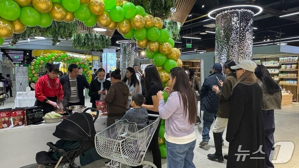 본문 이미지 - 몽골 울란바토르 대형 쇼핑몰 '고 투 마켓'에서 울주 팝업스토어가 운영되고 있다. (울주군 제공. 재판매 및 DB 금지) /뉴스1