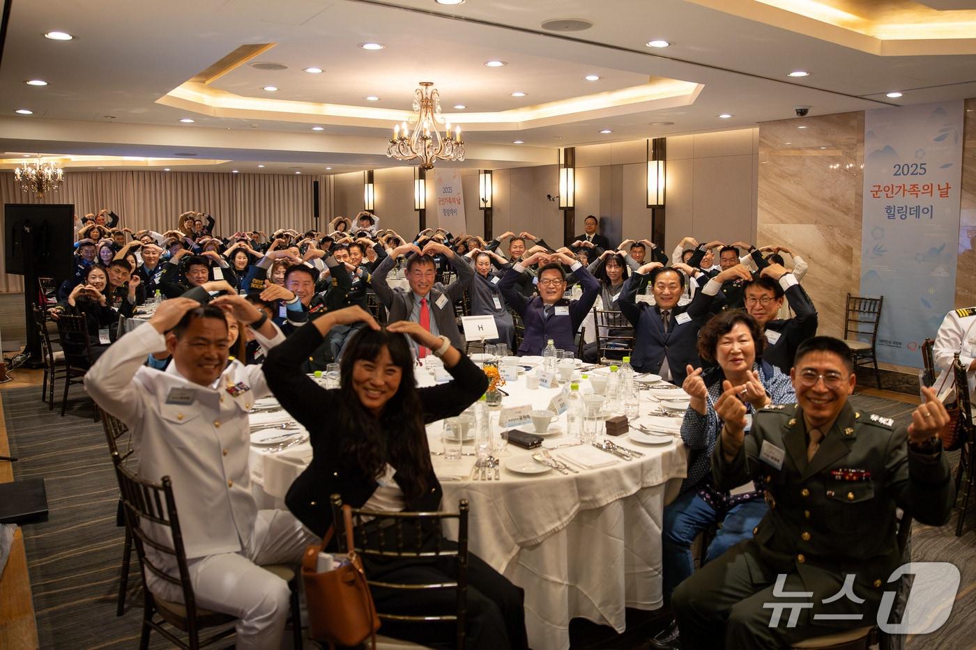 한화 방산 3사와 국방부가 군인가족의 날 힐링데이 행사에서 국군모범용사상을 받은 장병과 가족 120여 명 등이 기념촬영하고 있다(한화에어로스페이스 제공)