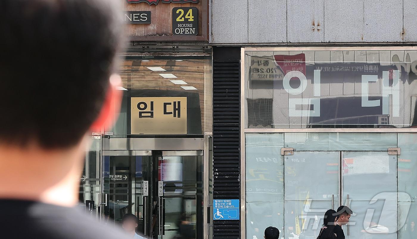 서울 종로구의 빈 상가에 붙은 임대 문의. 2025.9.25/뉴스1 ⓒ News1 김진환 기자
