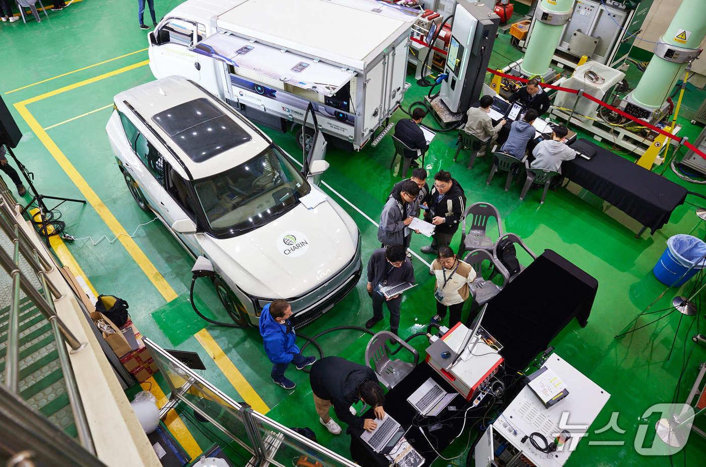 전기연 연구원들이 기업 관계자들과 함께 전기차와 충전기를 교차해 상호운용성을 시험하고 있다.(전기연 제공. 재판매 및 DB금지)