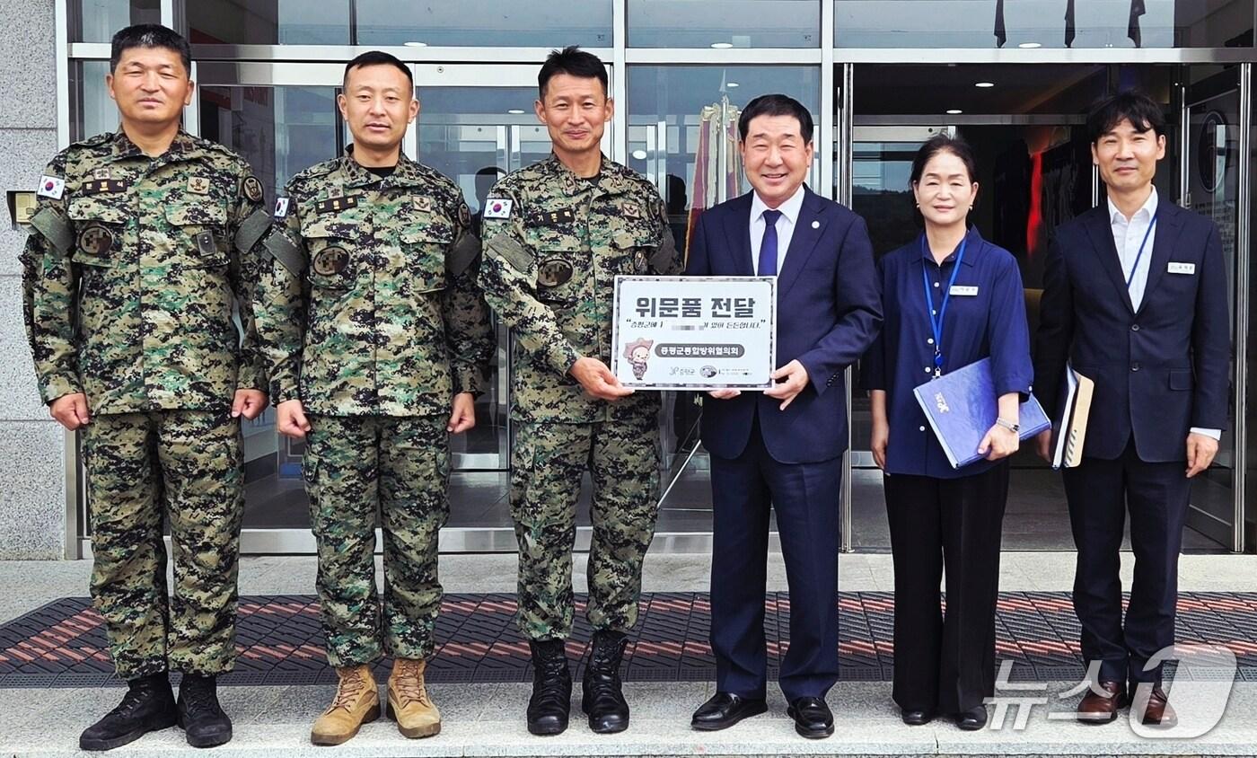 이재영 충북 증평군수가 군부대를 방문해 군 장병들을 위로 격려한 뒤 기념촬영을 하고 있다.(증평군 제공, 재판매 및 DB금지)/뉴스1