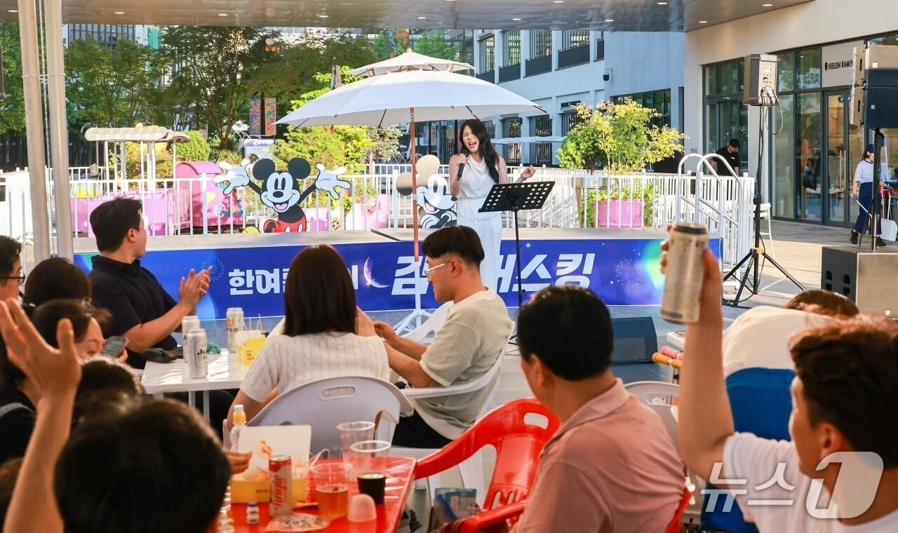 본문 이미지 - 지난 7월 개최된 ‘한여름밤의 감성 버스킹’ 모습.(유성구 제공. 재판매 및 DB금지)/뉴스1
