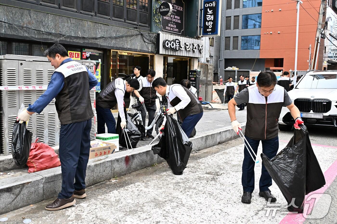 25일 부산 부산진구 서면 일대에서 BNK부산은행 임직원들이 환경정화 봉사활동을 하고 있다. &#40;부산은행 제공. 재판매 및 DB 금지&#41;
