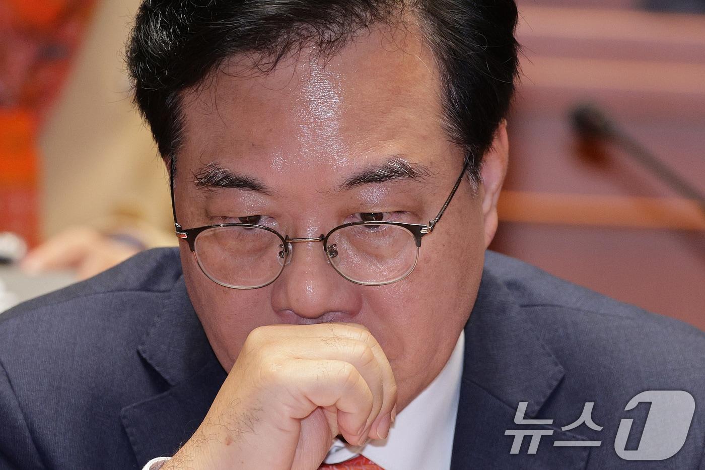 송언석 국민의힘 원내대표가 25일 서울 여의도 국회에서 열린 의원총회에서 생각에 잠겨 있다. 2025.9.25/뉴스1 ⓒ News1 신웅수 기자