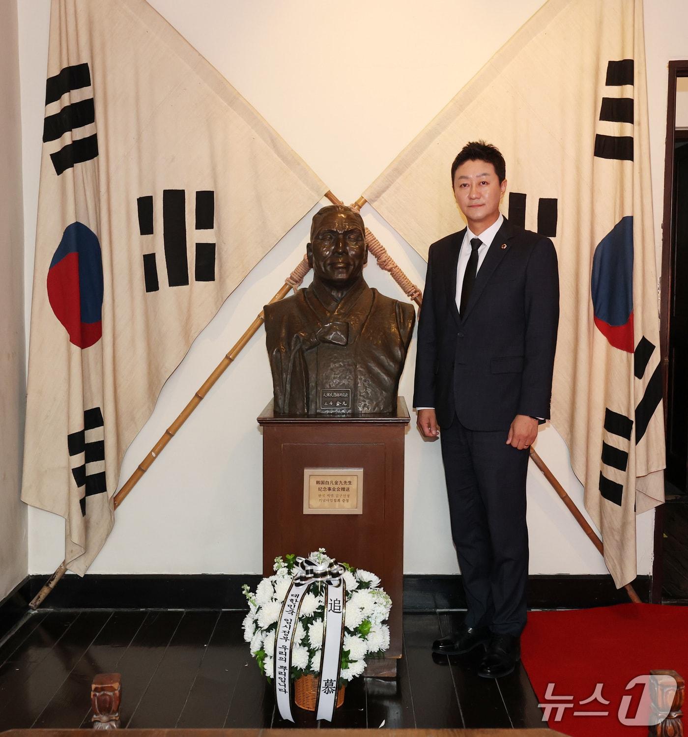 본문 이미지 - 김진경 경기도의회 의장&#40;민주·시흥3&#41;이 지난 22일부터 이어진 중국 순방 일정 중 하나로, 중국 상하이 대한민국 임시정부 청사를 방문해 독립운동의 정신을 되새기고 선열들의 숭고한 헌신을 기렸다.&#40;도의회 제공. 재판매 및 DB금지&#41;/뉴스1