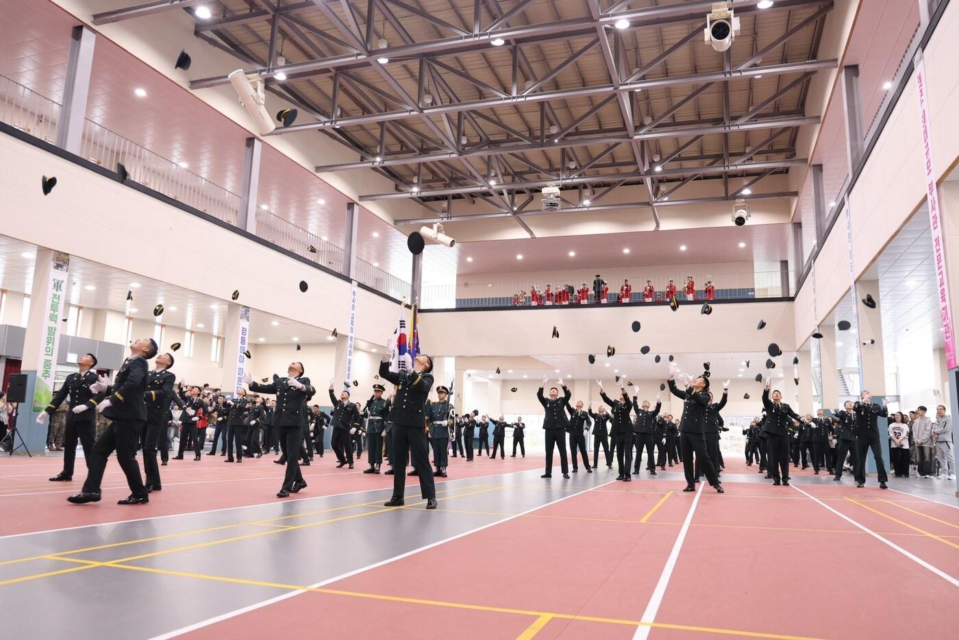 25일 전북 익산 육군부사관학교에서 열린 '2025-3기 현역과정 육군 부사관 임관식'에서 신임 부사관들이 정모를 던지고 있다.(육군 제공)