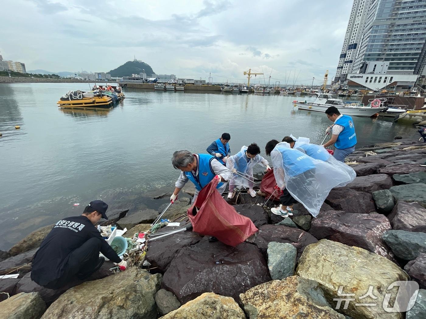 본문 이미지 - 남해해경청 관계자 등이 플로깅 활동을 펼치고 있다.(남해해경청 제공. 재판매 및 DB금지)