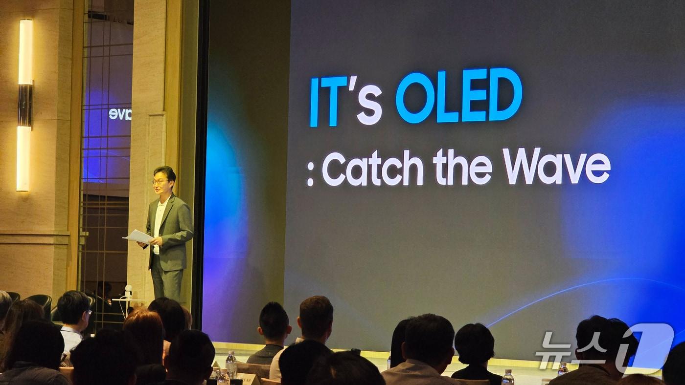 25일 타이베이에서 열린 글로벌 파트너십 행사 '삼성 OLED IT 서밋 2025'에서 이종혁 삼성디스플레이 대형사업부장이 기조연설을 하고 있는 모습. (사진제공 = 삼성디스플레이) 