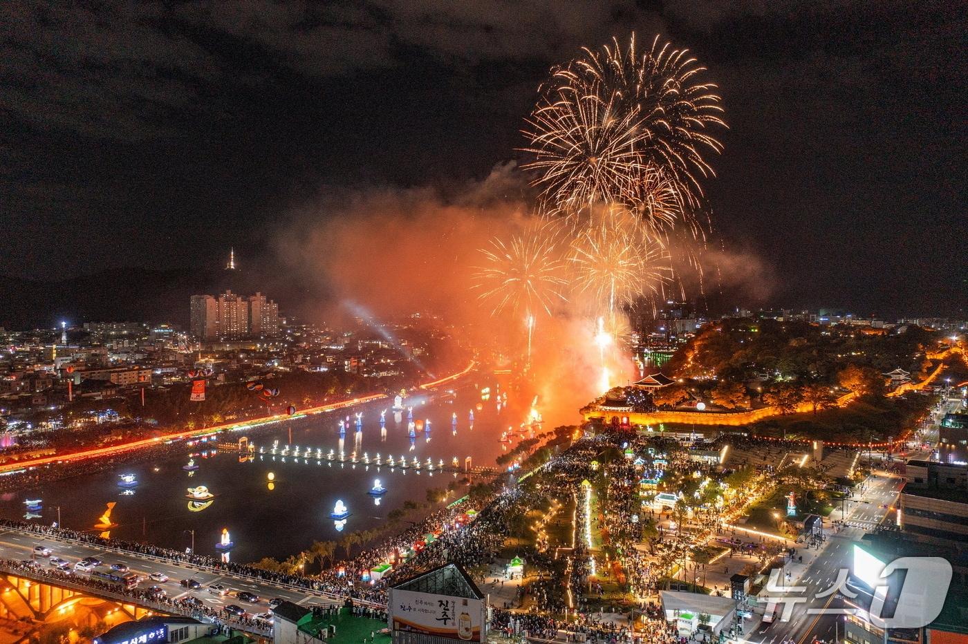 진주남강유등축제 불꽃놀이&#40;진주시 제공. 재판매 및 DB금지&#41;.