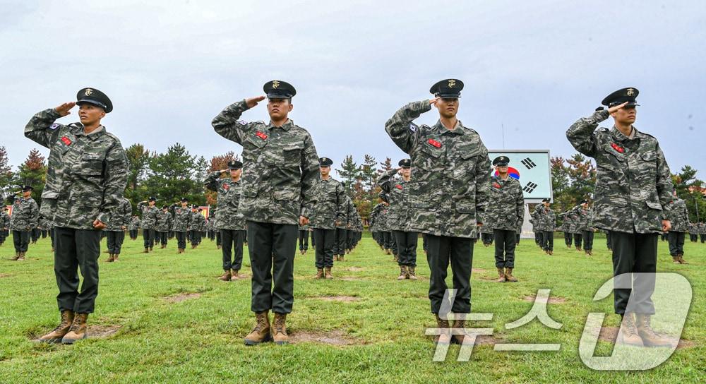 본문 이미지 - 지난달 25일 해병대 교육훈련단 연병장에서 열린 신병 1321기(1084명)의 수료식에서 신병들이 국기에 대한 경례를 하고 있다. (해병대교육훈련단제공, 재판매 및 DB금지) 2025.9.25/뉴스1 ⓒ News1 최창호 기자