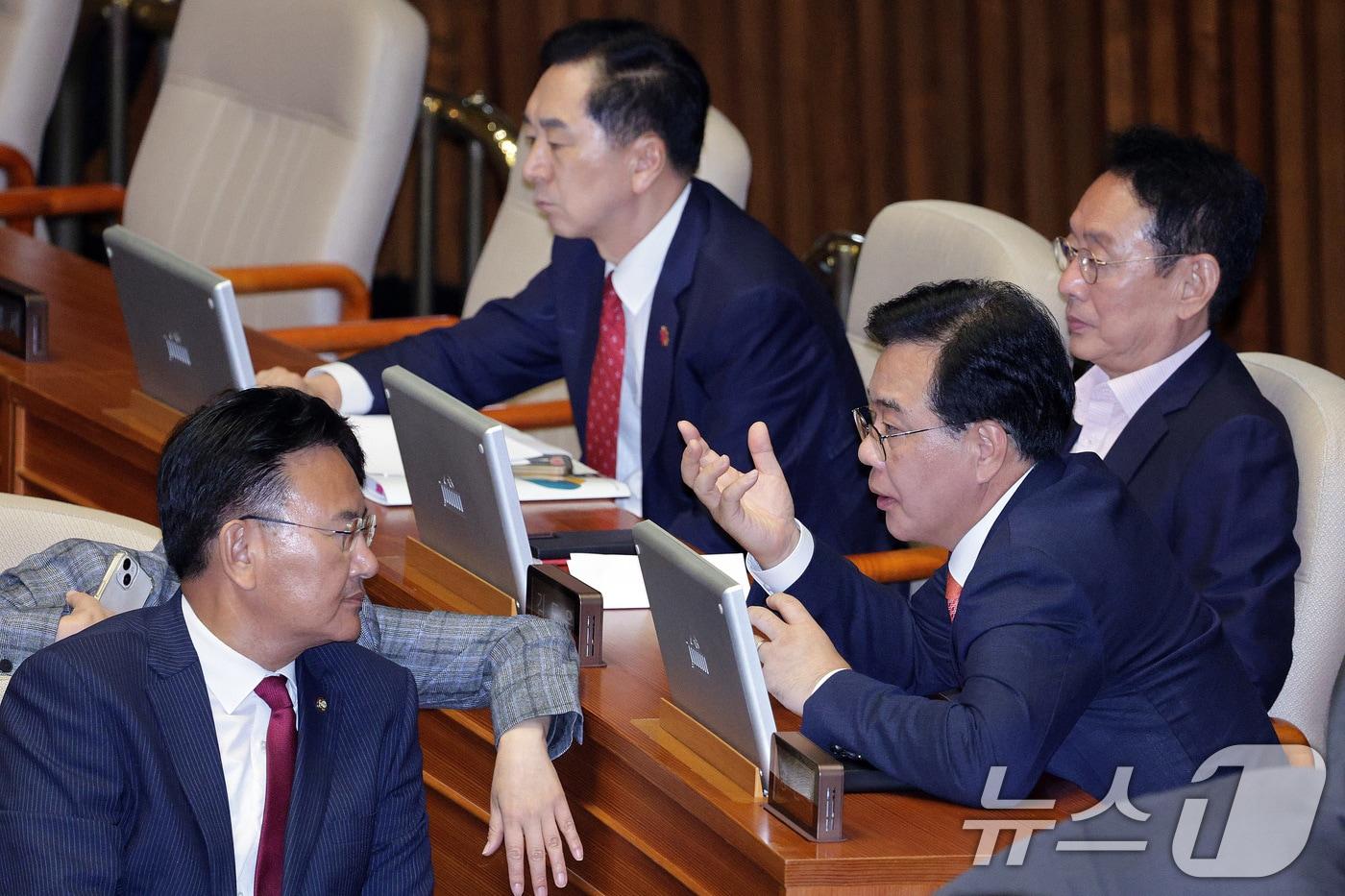 송언석 국민의힘 원내대표가 25일 서울 여의도 국회에서 열린 제 429회 국회&#40;정기회&#41; 제9차 본회의에서 의원들과 대화하고 있다. 2025.9.25/뉴스1 ⓒ News1 신웅수 기자