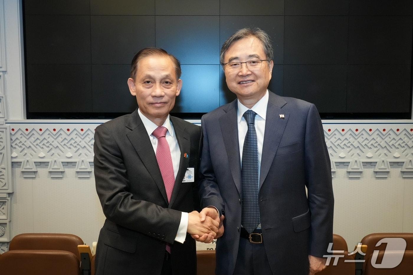 조현 외교부 장관과 레 화이 쭝 베트남 신임 외교장관 대행 내정자 2025.09.23. (외교부 제공) 뉴스1ⓒ News1