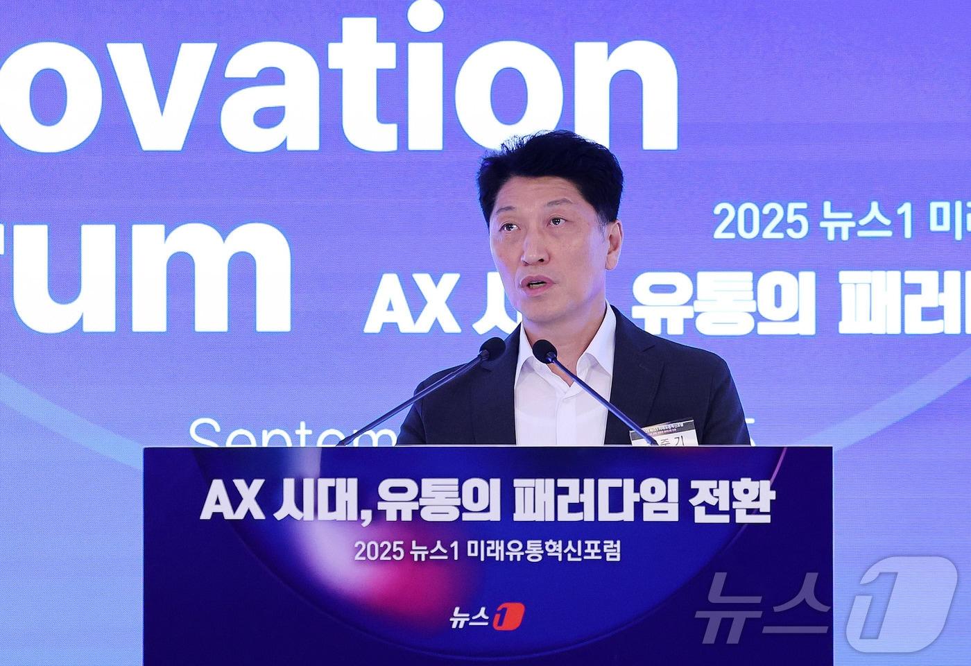 곽중기 롯데중앙연구소 Fundamental Technology부문장&#40;상무&#41;이 25일 서울 소공동 롯데호텔에서 &#39;AX 시대, 유통의 패러다임 전환&#39;을 주제로 열린 &#39;2025 뉴스1 미래유통혁신포럼&#40;RFIF&#41;&#39;에서 강연을 하고 있다. 2025.9.25/뉴스1 ⓒ News1 박지혜 기자