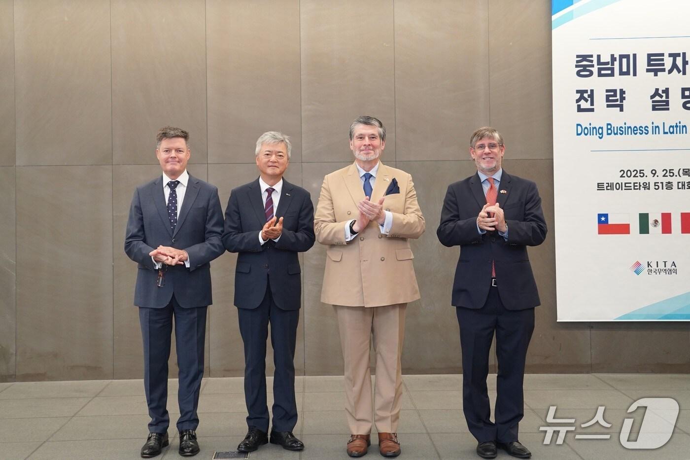 25일서울시 강남구 삼성동 트레이드타워에서 개최된 &#39;중남미 투자진출 전략 설명회&#39;에 참석한 &#40;왼쪽부터&#41; 마티아스 프랑케 주한칠레대사, 이인호 한국무역협회 부회장, 카를로스 페냐피엘 소토 주한멕시코대사, 파울 페르난도 두클로스 파로디가 기념촬영을 하고 있다. &#40;무역협회 제공&#41;