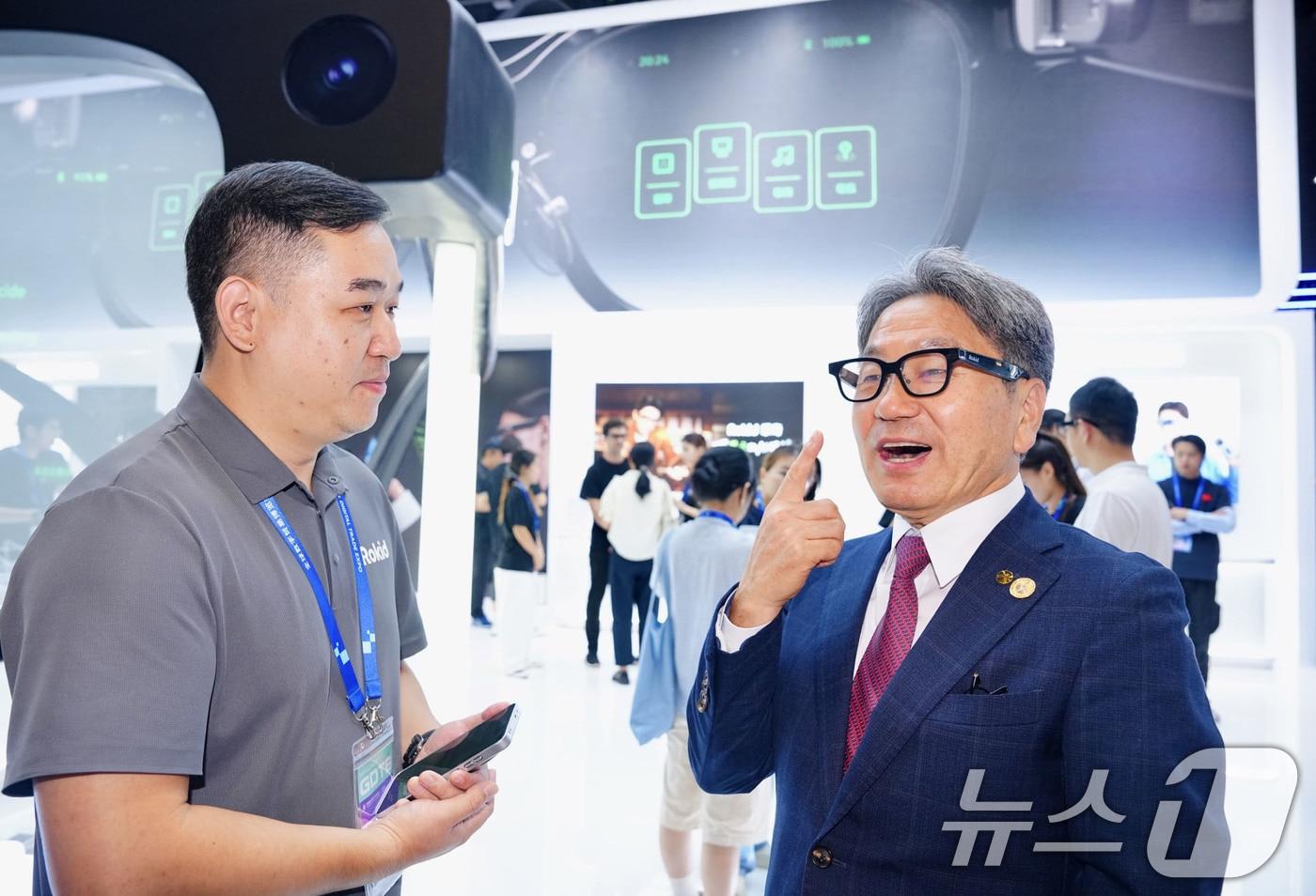 강기정 광주시장이 25일 오후 중국 항저우 그랜드컨벤션센터에서 열린 &#39;제4회 항저우 디지털 무역 박람회&#39;에 참석해 실시간 번역 등의 기능을 제공하는 &#39;AI 안경&#39;을 착용하고, 중국 관계자와 대화를 나누고 있다.&#40;광주시 제공. 재판매 및 DB 금지&#41; 2025.9.25/뉴스1 